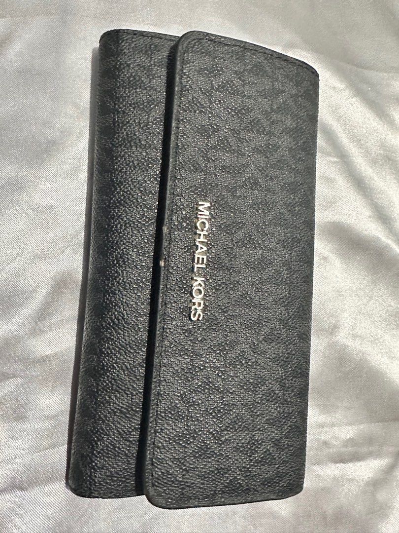 Original MK wallet (Category: Wallets & Card holders) located in Makati City. Submitted by athenaaltheaathan20 (Listing ID 1359327752, Image 1). Description: bought from US orginal 100% with slight scrubs on the leather side but not so obvious. location: makati.