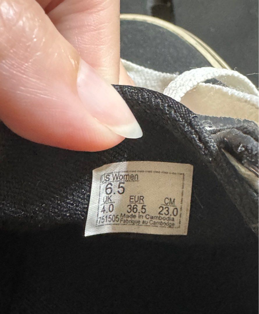 ORIGINAL VANS (Category: Sneakers) located in Bacoor. Submitted by _declutterwithjess (Listing ID 1359399905, Image 3). Description: Original vans, used 3-5x only, padala from our relatives abroad. Women’s: US 6.5 No issues, need lang linisin. Box not included. Rfs: decluttering ❗️ Mop: Gcash, bpi, bdo & chinabank ❗️ NO RETURN NO EXCHANGE NO REFUND SF(LBC)/Grab/lalamove- will be shouldered by the buyer ❗️ Payment needs to be confirmed first befor