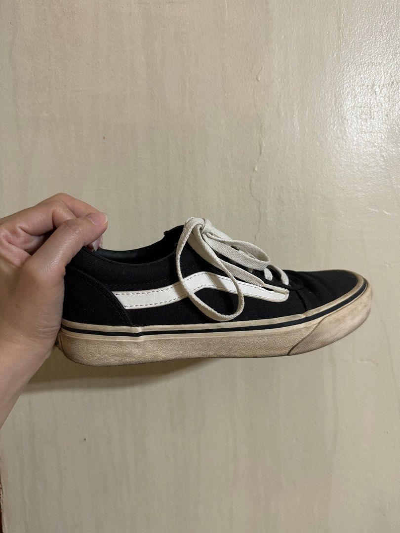 ORIGINAL VANS (Category: Sneakers) located in Bacoor. Submitted by _declutterwithjess (Listing ID 1359399905, Image 2). Description: Original vans, used 3-5x only, padala from our relatives abroad. Women’s: US 6.5 No issues, need lang linisin. Box not included. Rfs: decluttering ❗️ Mop: Gcash, bpi, bdo & chinabank ❗️ NO RETURN NO EXCHANGE NO REFUND SF(LBC)/Grab/lalamove- will be shouldered by the buyer ❗️ Payment needs to be confirmed first befor