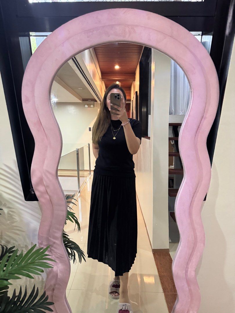 pleated skirt (Category: Skirts) located in Calamba. Submitted by hpd0803 (Listing ID 1359391149, Image 2). Description: no brand free size.