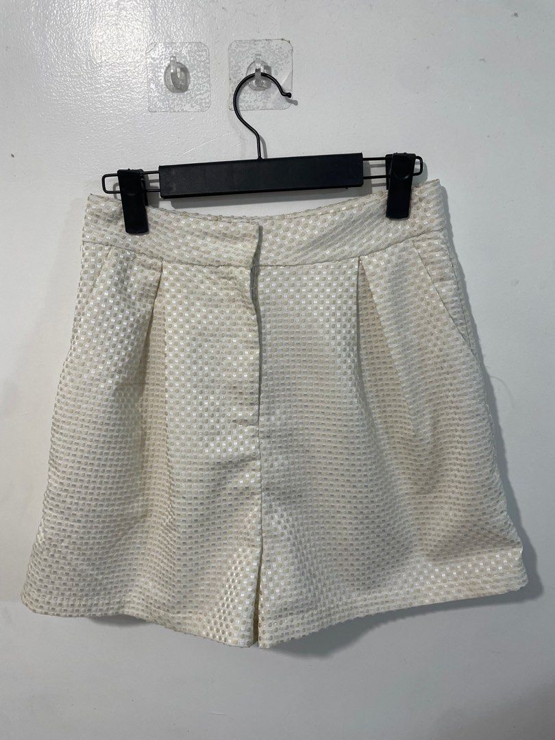 Pomelo shorts (Category: Shorts) located in Muntinlupa City. Submitted by declutterbyRA (Listing ID 1359452884, Image 1). Description: - high waisted - textured semi pleat shorts - color : peach Used twice only .