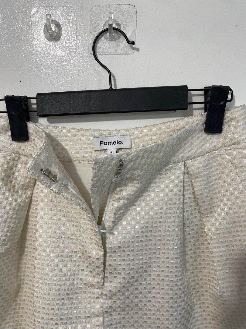 Pomelo shorts (Category: Shorts) located in Muntinlupa City. Submitted by declutterbyRA (Listing ID 1359452884, Image 2). Description: - high waisted - textured semi pleat shorts - color : peach Used twice only .