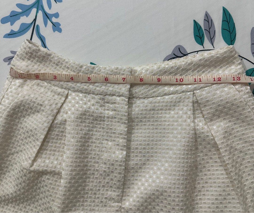 Pomelo shorts (Category: Shorts) located in Muntinlupa City. Submitted by declutterbyRA (Listing ID 1359452884, Image 3). Description: - high waisted - textured semi pleat shorts - color : peach Used twice only .