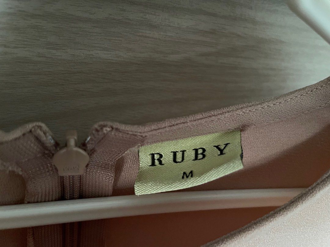 Ruby Dress (Category: Kaftans & Jubahs) located in Alor Setar. Submitted by ttbk18 (Listing ID 1359349768, Image 3). Description: condition 8/10 size : M ada pocket selesa bila pakai tak panas.
