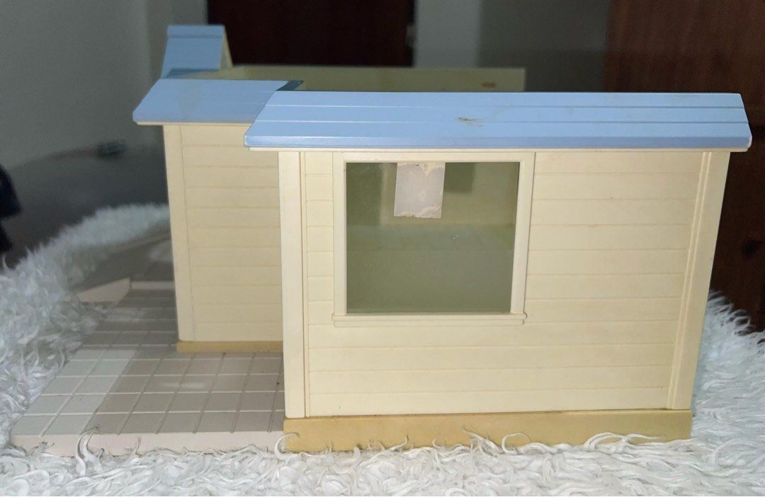 Sylvanian Families Clinic (Category: Figurines & Statues) located in San Fernando. Submitted by mgpy08 (Listing ID 1359375557, Image 3). Description: Preloved With box Shell only.