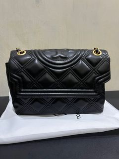 (Kategori: ) berada di . Dikirim oleh sofis.closett (ID iklan 1359445218, Gambar 1). Deskripsi: .