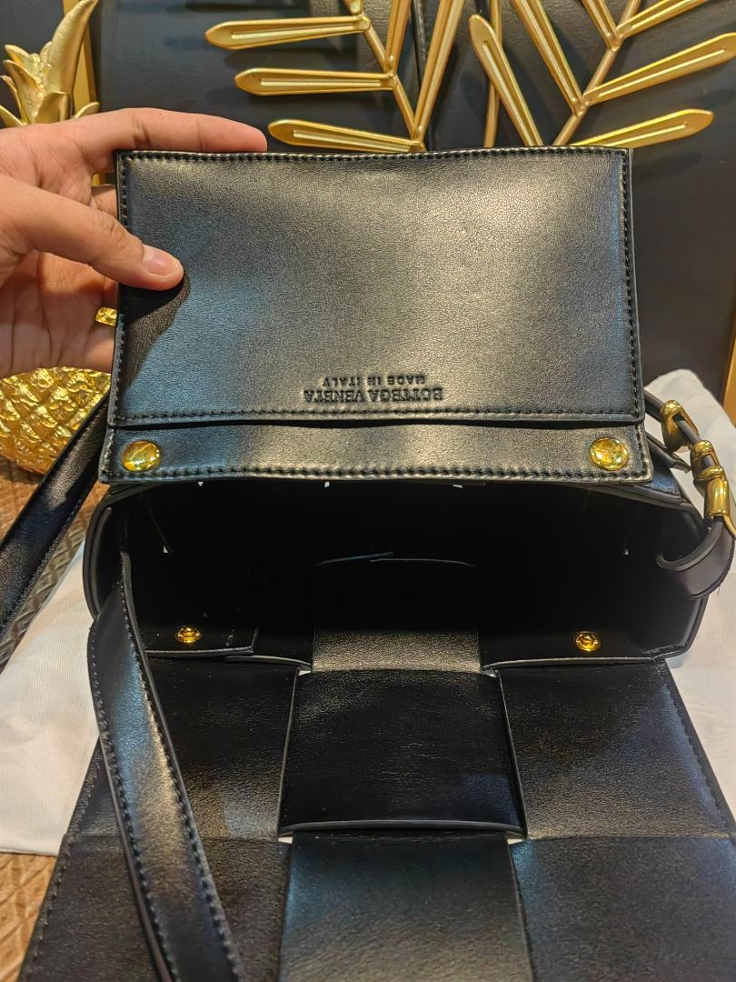 Unisex Bottega V (Category: Luxury Bags & Wallets) located in Cebu City. Submitted by erlacoleccion (Listing ID 1359458997, Image 3). Description: Genuine leather Bottega Venetta unisex Japan Surplus.