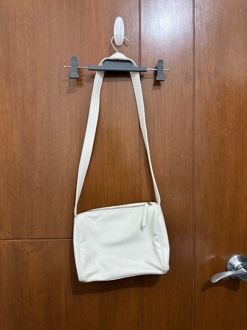White Crossbody Bag (Category: Cross-body Bags) located in Pasay City. Submitted by nh.declutter (Listing ID 1359389323, Image 2). Description: PLEASE READ: - Posted price is LAST PRICE. Lowballers will not be entertained. - No when worn pictures. - Item color may vary slightly due to lighting. - All items LISTED WITH BRANDS are GUARANTEED AUTHENTIC and bought by the seller either from the website of the said brand or from the mall. PRODUCT DETAI