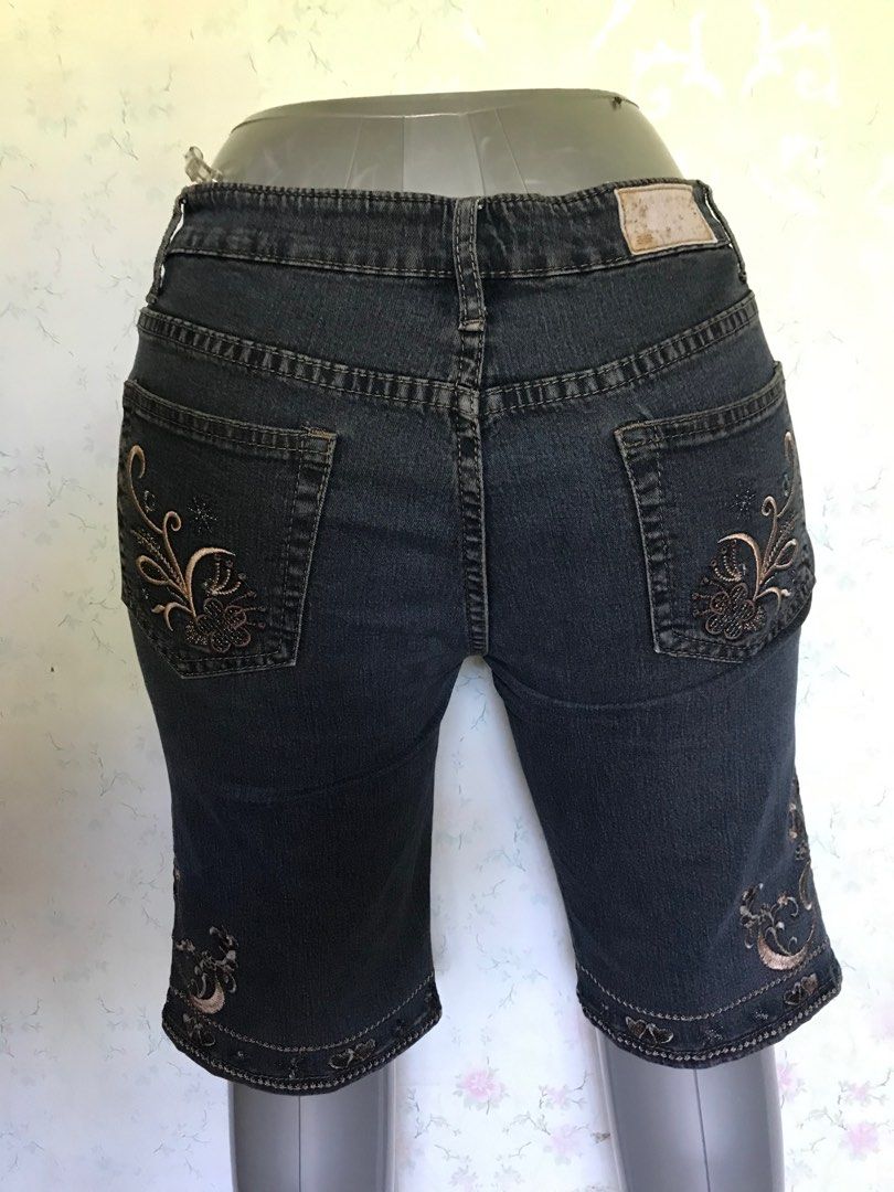Zhixin capri shorts - size 32 (Category: Shorts) located in Kalayaan. Submitted by mvncee (Listing ID 1359392552, Image 2). Description: 📌Ready to wear ***no need to washed, just ironed 📌semi soft denim, stretchable 📌beautifully embroidered jeans 📌fits size 31-32 📌good fit and good quality .