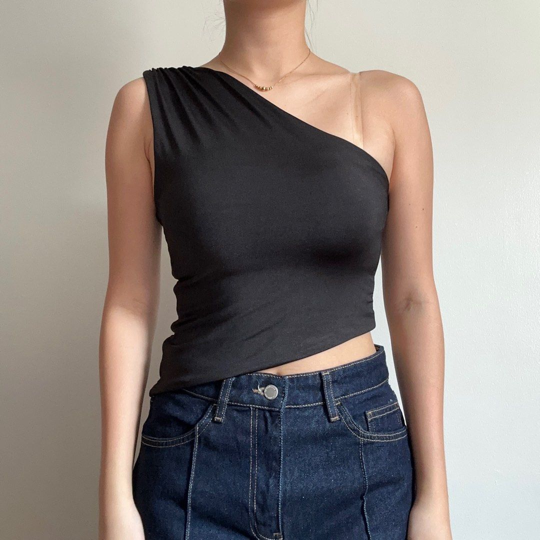 BSCO ✦ Black Asymmetrical Top (Category: Sleeveless) located in Manila. Submitted by lovedby.k (Listing ID 1359542098, Image 2). Description: 📌𝙇𝘼𝙎𝙏 𝙋𝙍𝙄𝘾𝙀 𐙚 preowned 𐙚 condition: 10/10 (never worn + tag) 𐙚 size: M on tag 𐙚 measurements when laid flat: L - 14-19” (from strap to bottom) | B - 13.5” 𐙚 double-lined 𐙚 super stretchy fabric! .