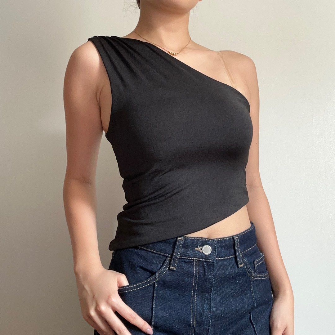 BSCO ✦ Black Asymmetrical Top (Category: Sleeveless) located in Manila. Submitted by lovedby.k (Listing ID 1359542098, Image 1). Description: 📌𝙇𝘼𝙎𝙏 𝙋𝙍𝙄𝘾𝙀 𐙚 preowned 𐙚 condition: 10/10 (never worn + tag) 𐙚 size: M on tag 𐙚 measurements when laid flat: L - 14-19” (from strap to bottom) | B - 13.5” 𐙚 double-lined 𐙚 super stretchy fabric! .