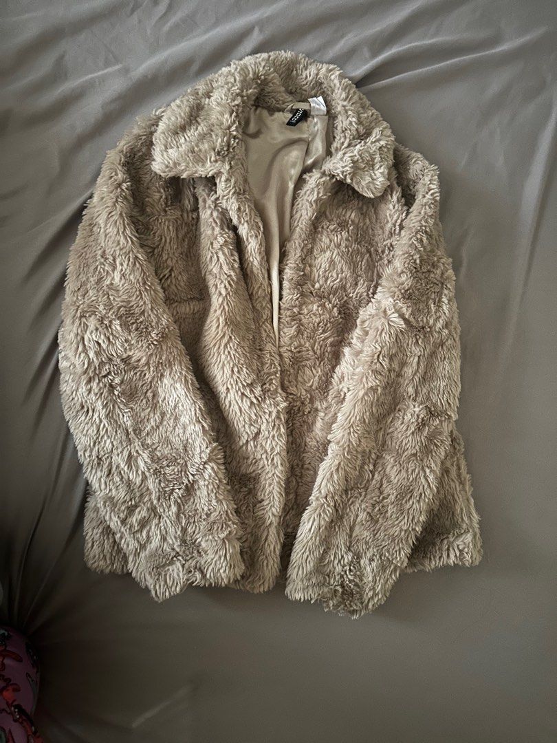 H&M Teddy Bear Jacket for only 800 🔥 (Category: Coats, Jackets and Outerwear) located in Caloocan City. Submitted by bbkk08 (Listing ID 1359510711, Image 3). Description: Teddy Bear Jacket worn only twice for Paris and China trips. Perfect for OOTD 🔥.