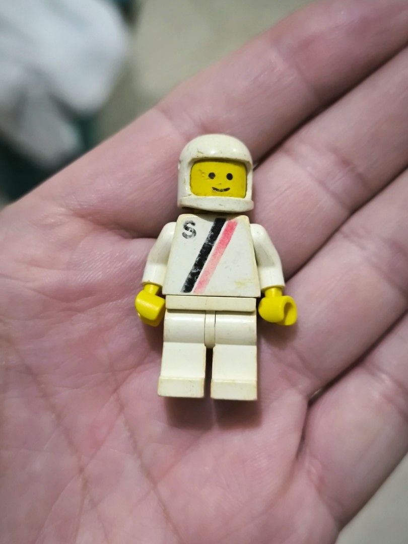 Lego classic spaceman (Category: Lego & Building Sets) located in Angeles City. Submitted by yellowbrickstore (Listing ID 1359562466, Image 1). Description: 📌 Hello! Please read before sending a message. 😊 (F Page: Yellowbrick Store) ✅ Available? Yes! If posted, it’s still available—no need to ask. ✅ Price? Fixed na po ✅ Payment? GCash, BPI, GoTyme only (No COD). ✅ Shipping? J&T (Saturday only) LBC (Cash on Pickup, Monday–Saturday) ✅ Shipping F