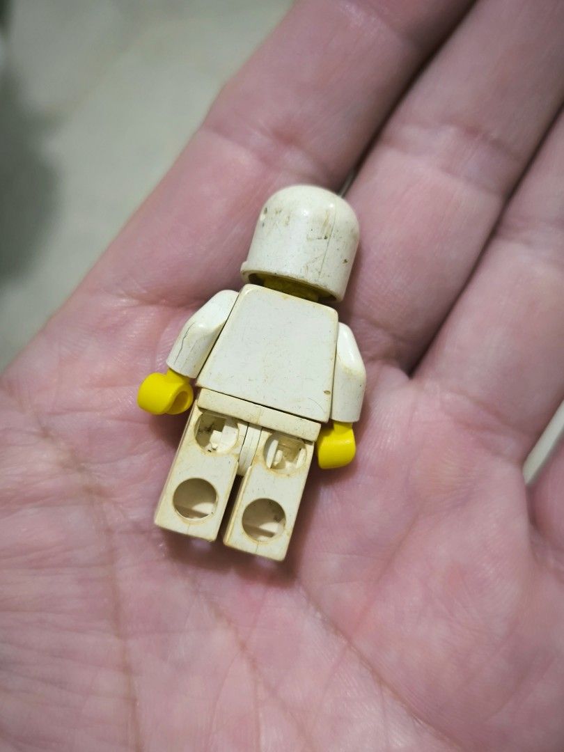 Lego classic spaceman (Category: Lego & Building Sets) located in Angeles City. Submitted by yellowbrickstore (Listing ID 1359562466, Image 2). Description: 📌 Hello! Please read before sending a message. 😊 (F Page: Yellowbrick Store) ✅ Available? Yes! If posted, it’s still available—no need to ask. ✅ Price? Fixed na po ✅ Payment? GCash, BPI, GoTyme only (No COD). ✅ Shipping? J&T (Saturday only) LBC (Cash on Pickup, Monday–Saturday) ✅ Shipping F