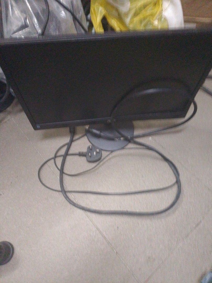 Monitor (Category: Monitor Screens) located in Subang Jaya. Submitted by yessayaservices (Listing ID 1359508745, Image 3). Description: Monitor computer 20 inches. working. cod kedai Good year court 10 usj 15 Subang Jaya.btel. 016.3126000 got cables . Nego.