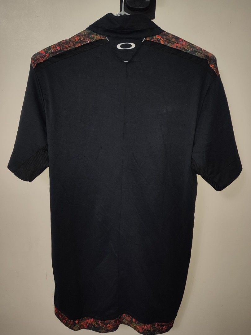 Oakley skull polo shirt golf (Category: Tshirts & Polo Shirts ) located in Batangas. Submitted by oscrim (Listing ID 1359583232, Image 3). Description: OAKLEY SKULL GOLF POLO SHIRT Size medium on tag Dimes 19x27 Verygood to excellent condition Manipis stretchable ang tela Issue 3 pinhole lang hindi naman halata pag sout 1550 Batangas location nag sship sa malayo Pass sa cod cop Vouch video call para sa ikakapanatag Salamat admin.