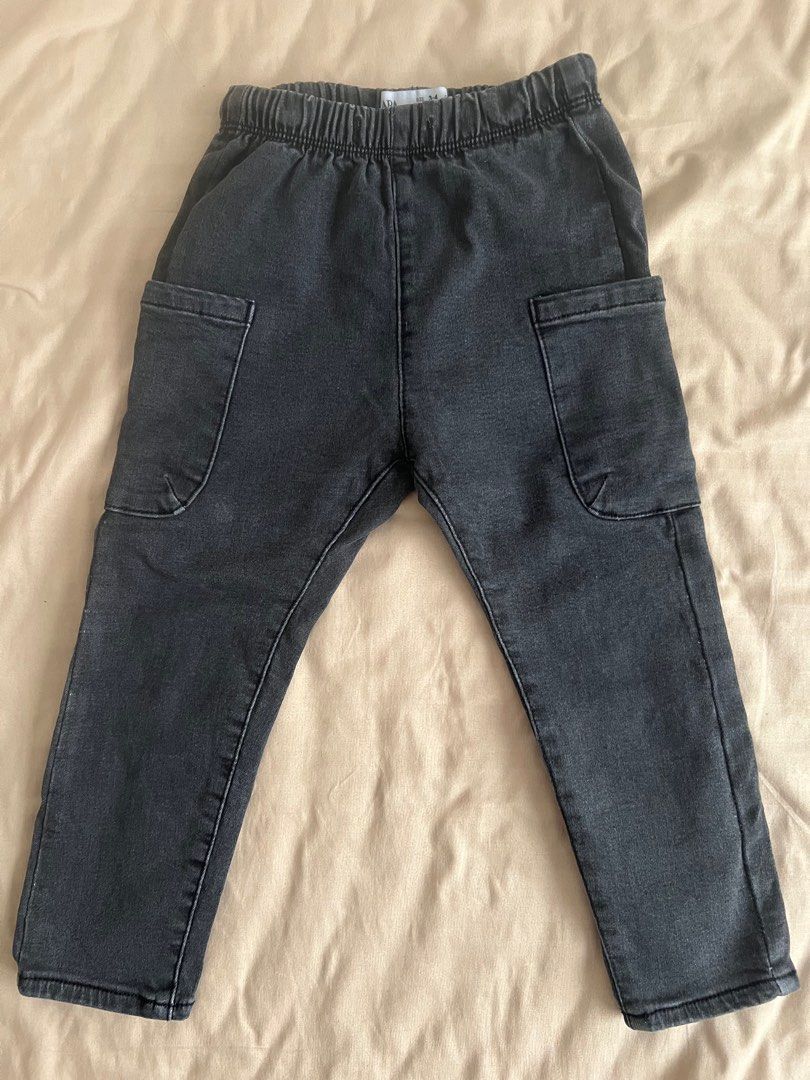 Preloved Zara kids pants (Category: Babies & Kids Fashion) located in Paranaque City. Submitted by prelovdbytala (Listing ID 1359541267, Image 1). Description: Like new condition Dark gray stretchy material Size 3-4 y/o Zara Baby original Skinny type cut.