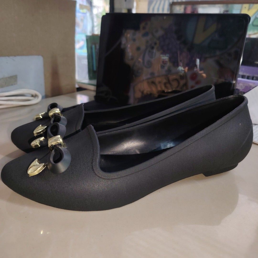 Shoes- black jelly shoes (Category: Flats & Sandals) located in Manila. Submitted by mrs.e.shop (Listing ID 1359535862, Image 1). Description: Declutter no longer use Actual pic posted Size 36 Fit size 35-36.