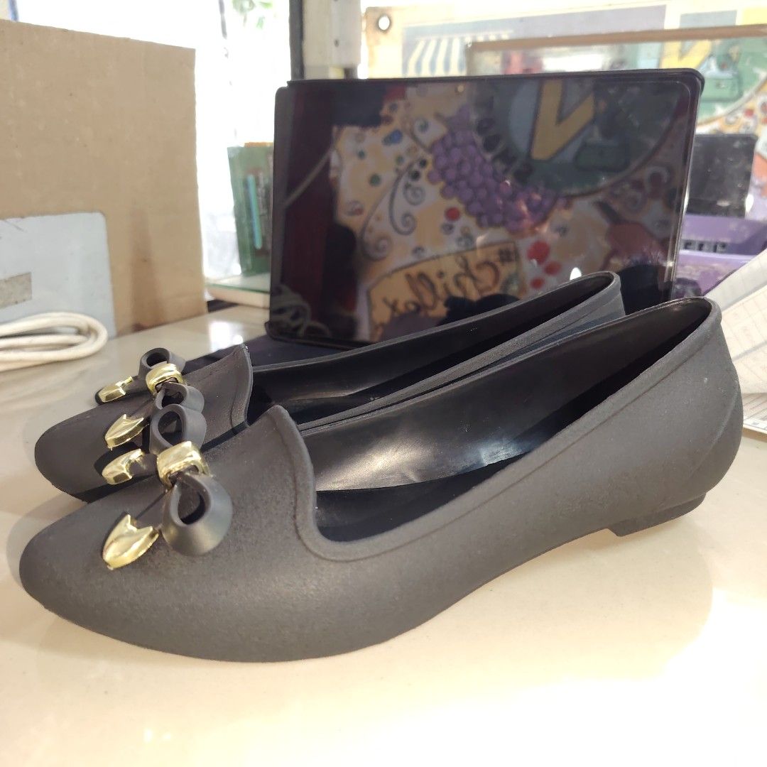 Shoes- black jelly shoes (Category: Flats & Sandals) located in Manila. Submitted by mrs.e.shop (Listing ID 1359535862, Image 2). Description: Declutter no longer use Actual pic posted Size 36 Fit size 35-36.