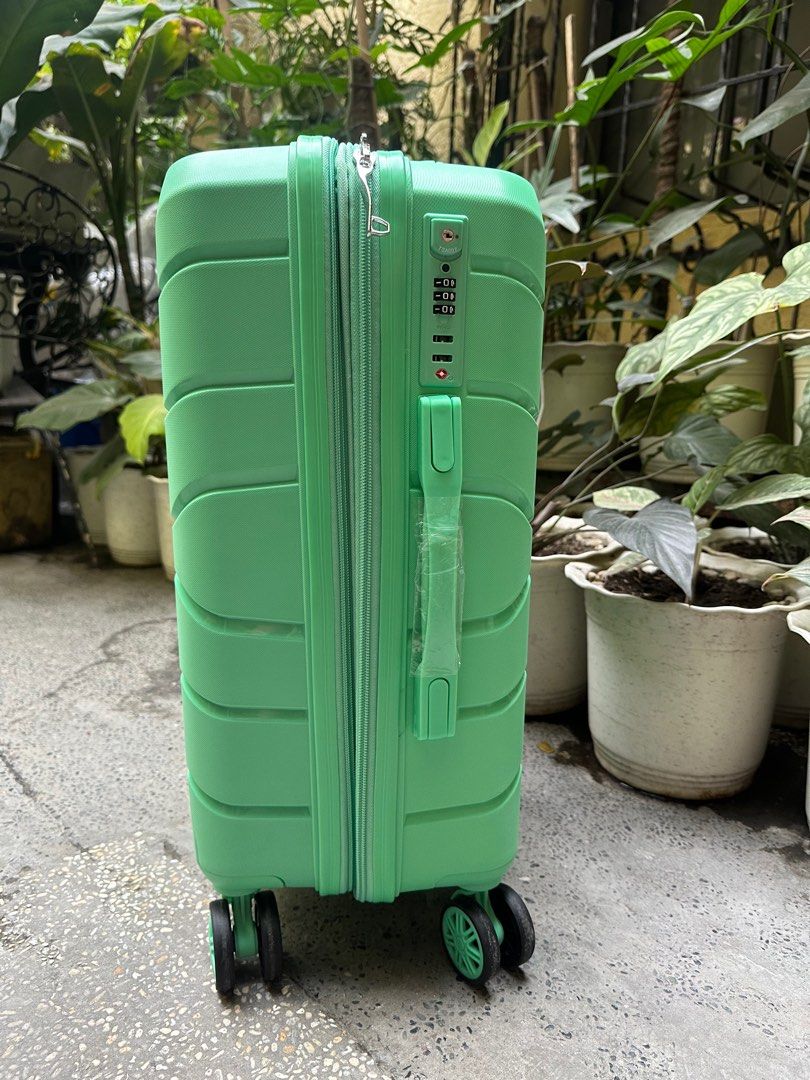 Travel Basic hard case luggage (Category: Luggage) located in Valenzuela. Submitted by kaelstoypalace (Listing ID 1359569633, Image 2). Description: .