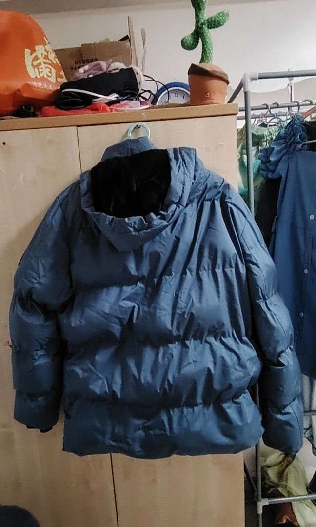 Winter Jacket (Category: Coats, Jackets and Outerwear) located in Singapore. Submitted by jt1980_bicycle (Listing ID 1359488372, Image 2). Description: Selling man winter jacket. Used for 2 days only during harbin trip. - 25 degree. Totally no problem at all. Suitable for man weight between 90 to 110kg. Very good condition and beautiful winter jacket. Purchased from shanghai shopping mall at $120. Letting go at special price at $45 only. Self col