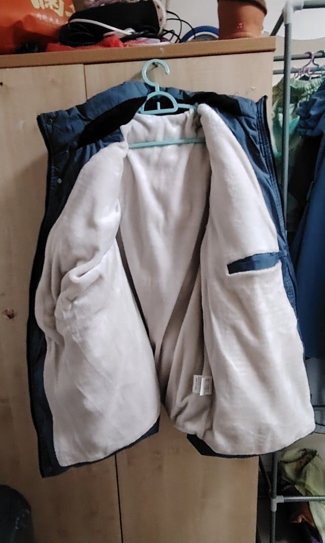 Winter Jacket (Category: Coats, Jackets and Outerwear) located in Singapore. Submitted by jt1980_bicycle (Listing ID 1359488372, Image 3). Description: Selling man winter jacket. Used for 2 days only during harbin trip. - 25 degree. Totally no problem at all. Suitable for man weight between 90 to 110kg. Very good condition and beautiful winter jacket. Purchased from shanghai shopping mall at $120. Letting go at special price at $45 only. Self col