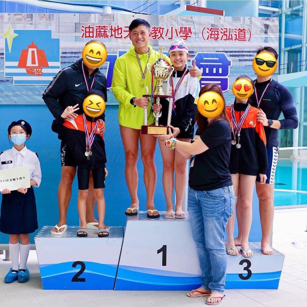游水教練 • 私人游泳教練Andy Sir泳班 （分類：健身及運動）位於 Hong Kong。 由 leungchikin_andysir 提交（商品編號 1279797313，圖片 2）。簡介： 🔔本人私人游泳男教練，現年48+歲，已擁有超過25+年豐富教授游泳經驗🥇 小班教學👨‍👦一對一為主⏱️可更有效提升專注度和學習進度👨‍👨‍👧‍👦二或三有需要可安排組班 因應各學員能力💡提供及設計💯適合每位學員既📍定點游泳課程‼️ 👍🏾教學以實用及簡單易明方式教授，能在課堂中加強學員對游泳的興趣和短期內掌握游泳竅門，提升學員的信心及自我獨立能力。 ✅已考獲多張專業証書，使各學員能在安全的環境下享受到游泳的樂趣。 •PADI進階潛水員證書 •香港游泳教師總會證書 •香港拯溺總會拯溺證書 •香港拯溺總會泳池救生證書 •香港拯溺總會水上急救證書 •香港拯溺總會拯溺銅章 •香港聖約翰急救證書 ★教授對象★ 擅長教授3~8歲幼兒童 • 0經驗初學者 ★教授泳式★ (自 / 蛙 /