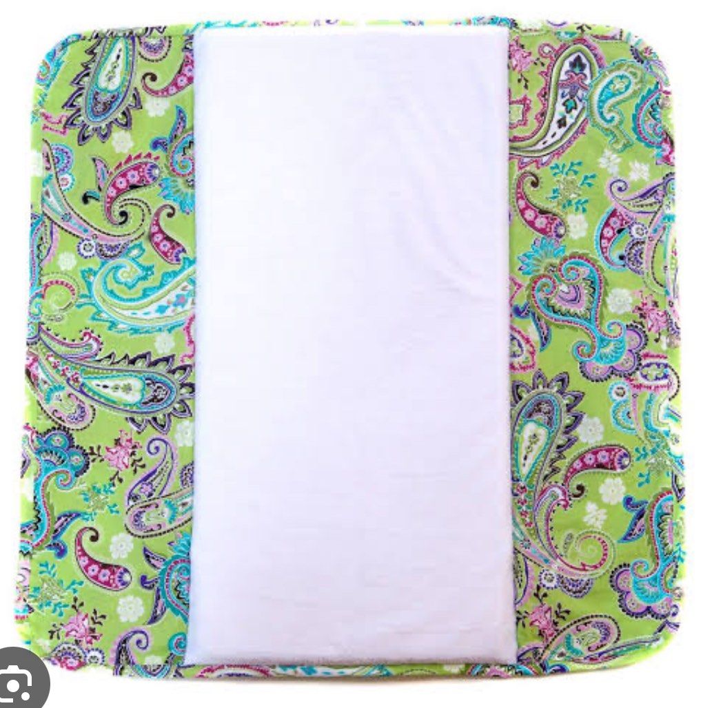Ah goo baby changing pad (Category: Changing Mats & Accessories) located in Quezon City. Submitted by tinportia (Listing ID 1359666418, Image 2). Description: Changing pad with memory foam.