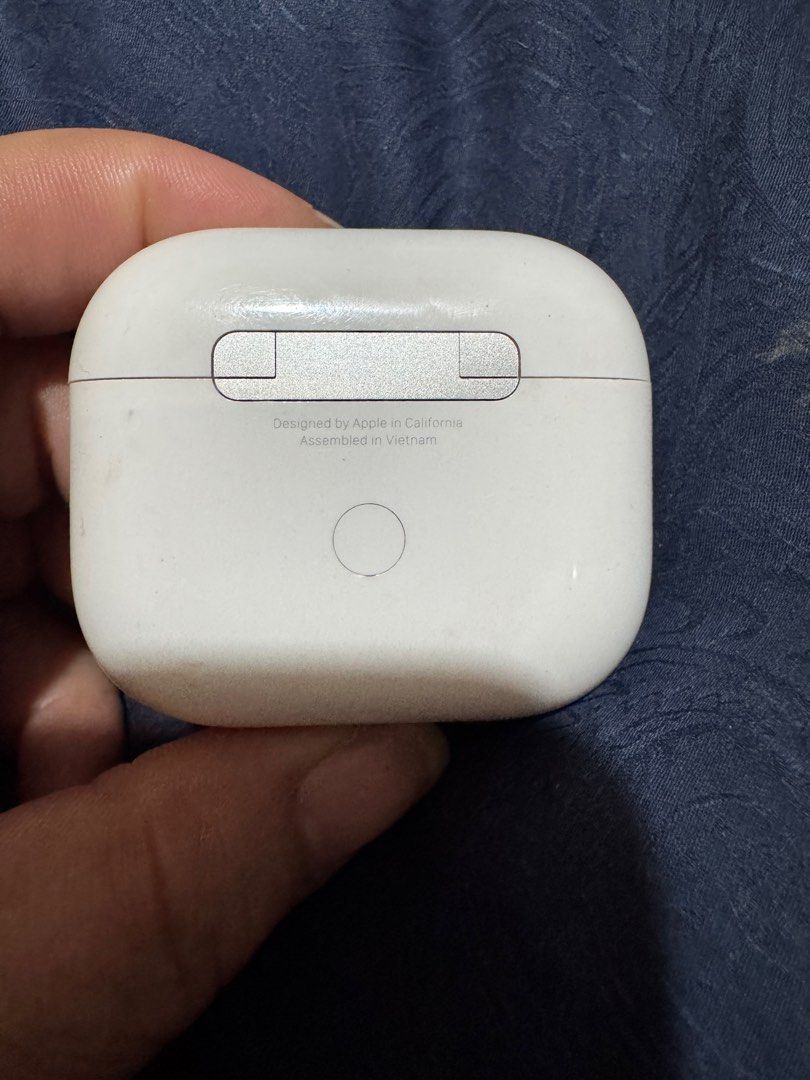Airpods 3rd Gen 💯 original (Category: Earphones) located in Paranaque City. Submitted by hannah.agupit (Listing ID 1356922530, Image 2). Description: Unit and cable for charging only Issue: mismatch earbuds pero same use naman all features working maarte lang si apple haha nagkapalit kse kmi ng cousin ko earbuds pero paired naman cia so working just the same.. Ready to use Working in excellent condition PM for sure buyers only.