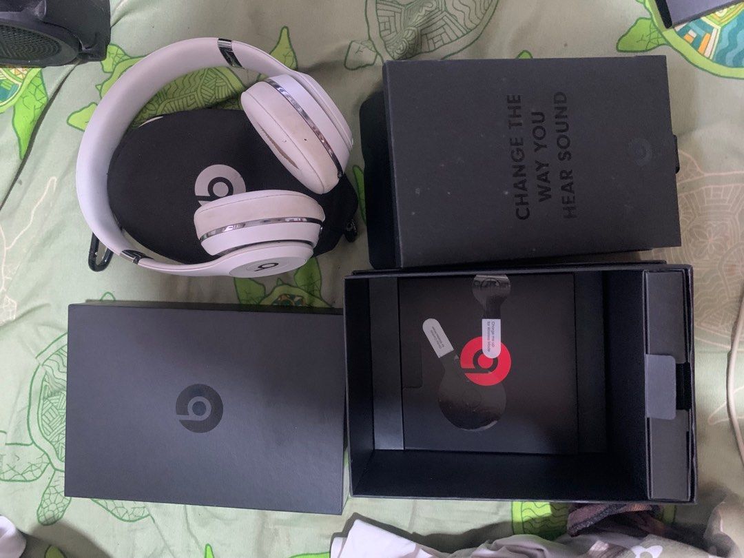 Beats Solo 3 Complete (Category: Headphones & Headsets) located in Manila. Submitted by moneymann888 (Listing ID 1359687854, Image 1). Description: Sf Buyer shoulder Silver Solo Beats 3 Lightly used Need Cleaning.