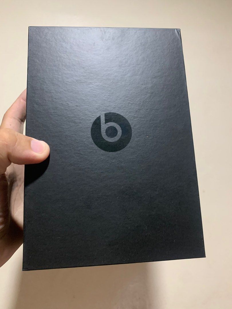 Beats Solo 3 Complete (Category: Headphones & Headsets) located in Manila. Submitted by moneymann888 (Listing ID 1359687854, Image 3). Description: Sf Buyer shoulder Silver Solo Beats 3 Lightly used Need Cleaning.