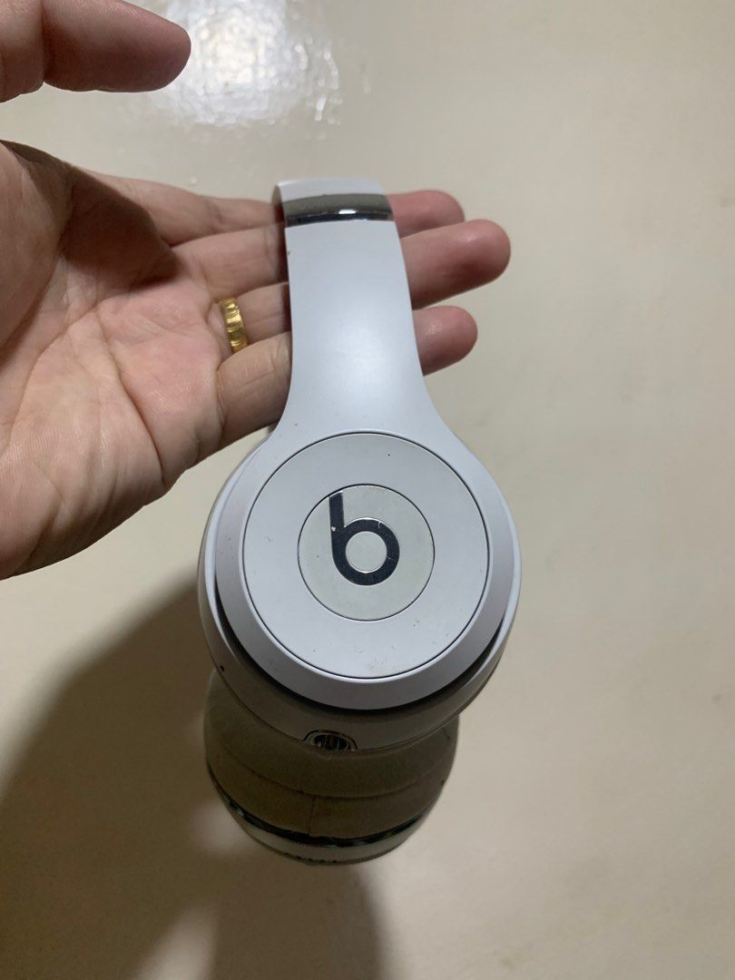 Beats Solo 3 Complete (Category: Headphones & Headsets) located in Manila. Submitted by moneymann888 (Listing ID 1359687854, Image 2). Description: Sf Buyer shoulder Silver Solo Beats 3 Lightly used Need Cleaning.