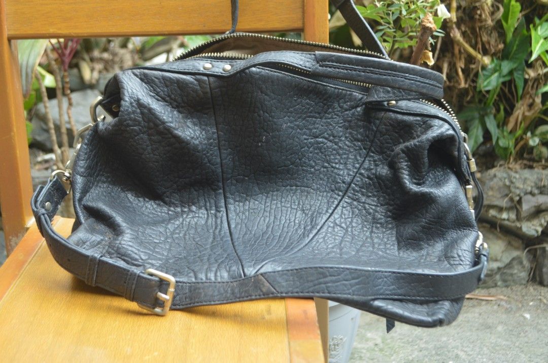 Breal Shoulder Bag with freebie (Category: Shoulder Bags) located in Manila. Submitted by magi_declutters (Listing ID 1358751396, Image 1). Description: rfs: declutter ‼️ negotiable 🌻 no issue pm for more infos/questions.