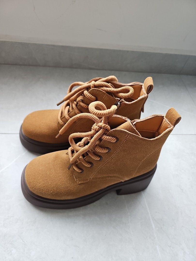 BROWN SHOES (Category: Boots) located in Singapore. Submitted by shiro0yukii99 (Listing ID 1359762163, Image 1). Description: brand new Broght online but not suitable for me. looking for better owner. 100% Brand new. still in box and bag. meet up only.
