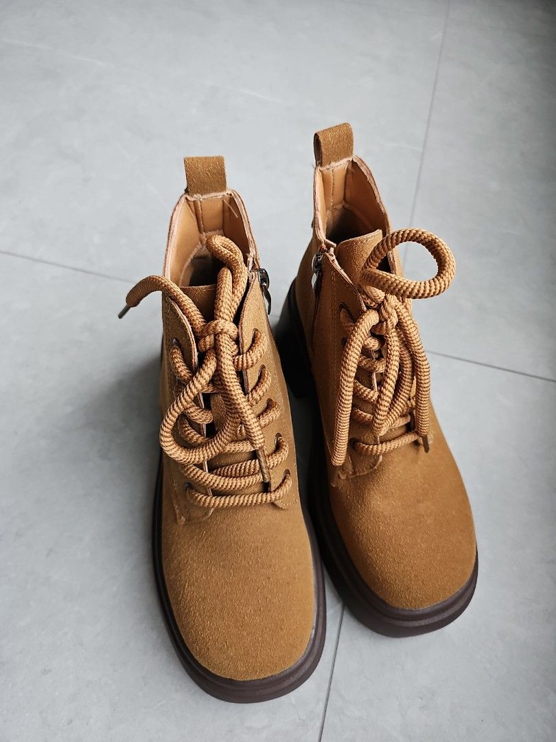 BROWN SHOES (Category: Boots) located in Singapore. Submitted by shiro0yukii99 (Listing ID 1359762163, Image 3). Description: brand new Broght online but not suitable for me. looking for better owner. 100% Brand new. still in box and bag. meet up only.