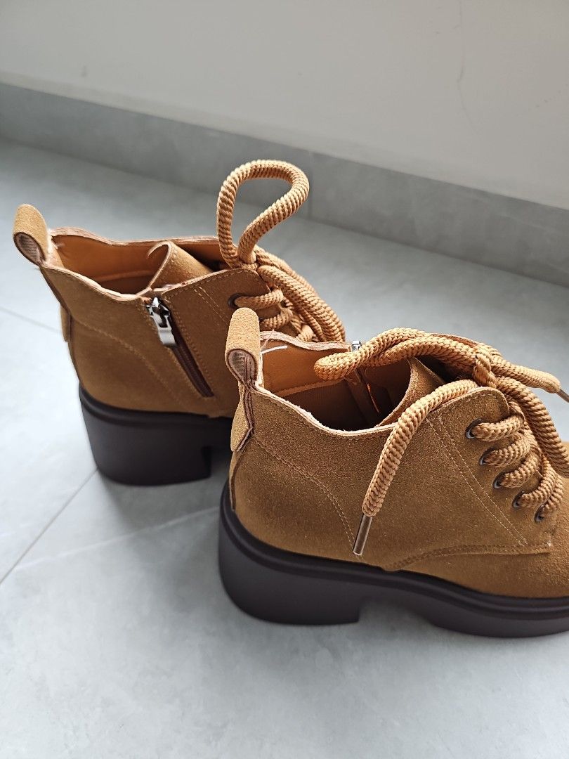 BROWN SHOES (Category: Boots) located in Singapore. Submitted by shiro0yukii99 (Listing ID 1359762163, Image 2). Description: brand new Broght online but not suitable for me. looking for better owner. 100% Brand new. still in box and bag. meet up only.