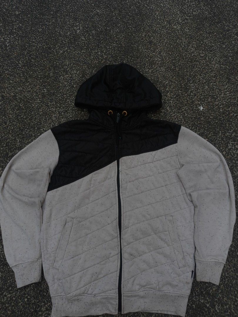 CSG|Champs Sports Canada (Category: Coats, Jackets and Outerwear) located in Marikina City. Submitted by dirtyjay (Listing ID 1359809230, Image 1). Description: CSG Champs Sports ₱ 280 + Shipping‼️‼️ FIXED :) Verygood Condition Color rate: 9/10 Medium on Tag L - 28 x 25 W - 22.