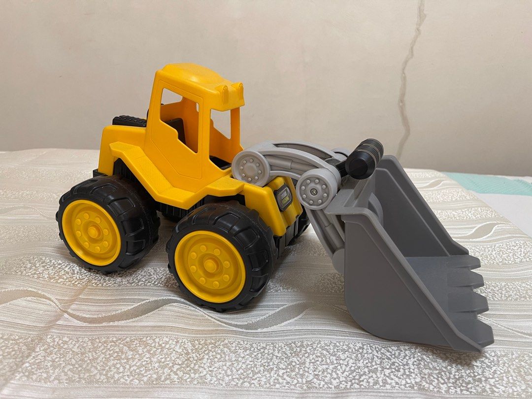 Front Loader big toy (Category: Kids Toys) located in Paranaque City. Submitted by AnZStorecellent (Listing ID 1359765761, Image 3). Description: Not played much display only.