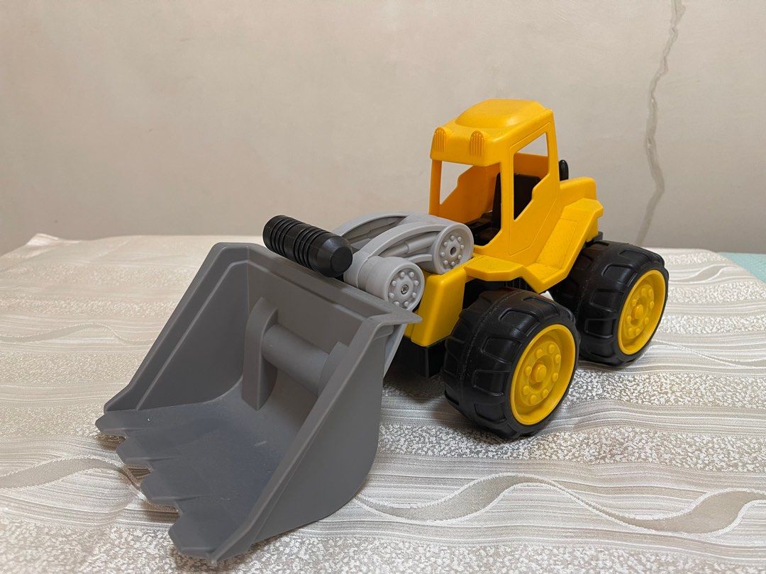 Front Loader big toy (Category: Kids Toys) located in Paranaque City. Submitted by AnZStorecellent (Listing ID 1359765761, Image 2). Description: Not played much display only.