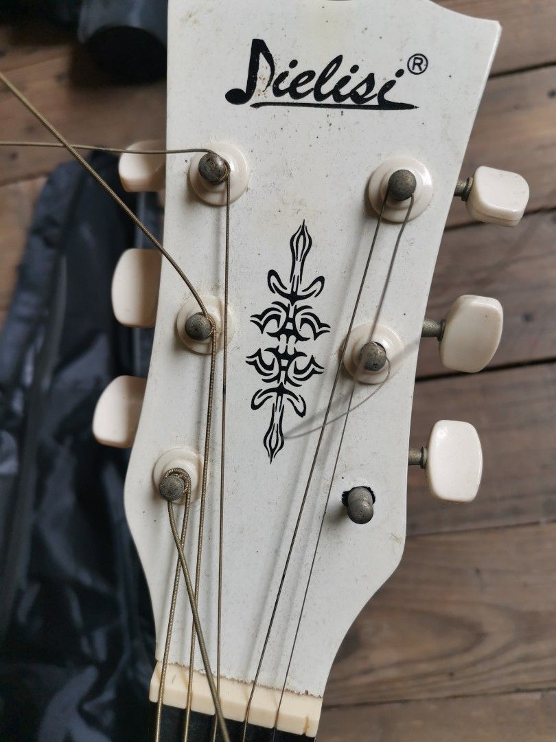 Guitar with case and capo (Category: Musical Instruments) located in Caloocan City. Submitted by obr58 (Listing ID 1359677269, Image 3). Description: Used only for learning Good for beginners Strings due for replacement Includes case and capo..