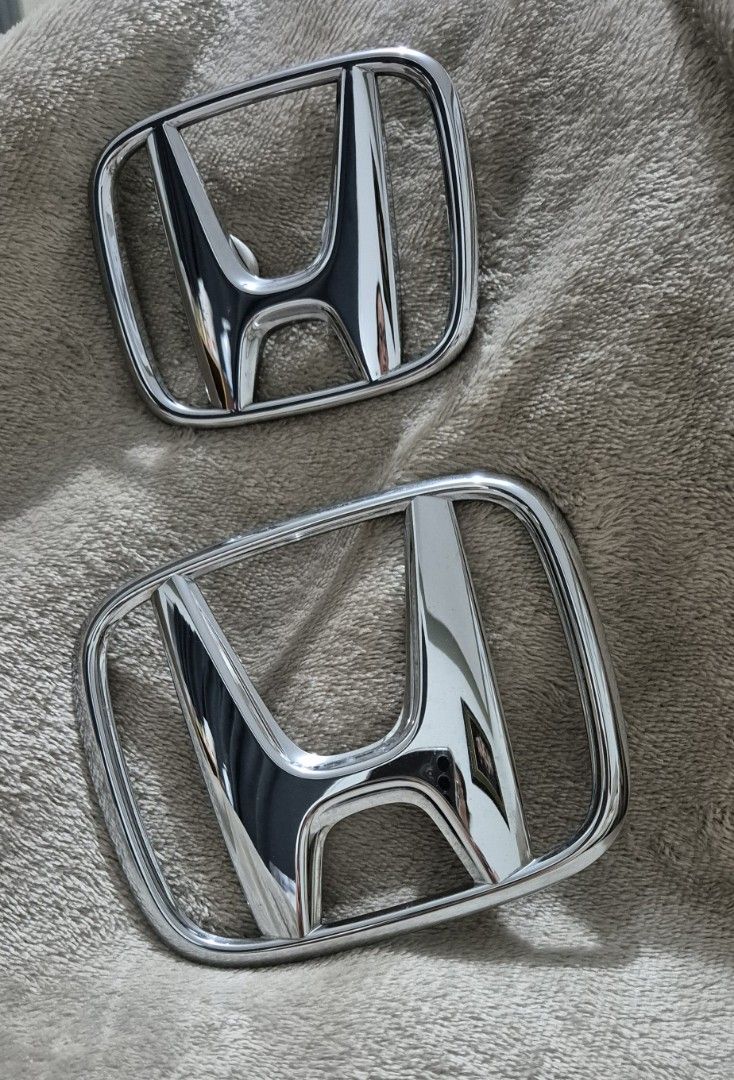 Honda CIvic Original Stock Emblem (Category: Emblem, Sticker and Decals) located in Quezon City. Submitted by conchicken (Listing ID 1359806084, Image 2). Description: super kinis no scratch from honda civic 2010 original.