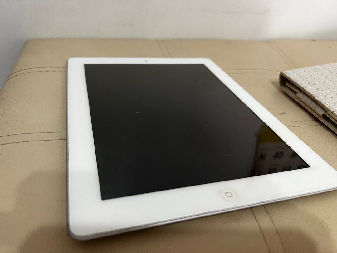 Ipad 4. defective (Category: iPad) located in San Pablo. Submitted by anshinsuru (Listing ID 1359702214, Image 1). Description: damaged ipad. di na po nag oopen. flashing apple logo when charging. lcd is good.