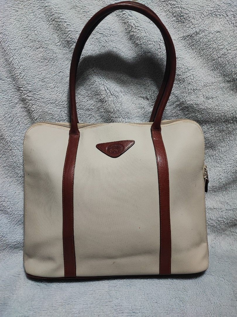 Lacoste vintage shoulder bag (Category: Luxury Bags & Wallets) located in Baguio. Submitted by ozara.06 (Listing ID 1359756102, Image 1). Description: Lacoste vintage shoulder bag Kasya short file case In very good condition pa 1500.