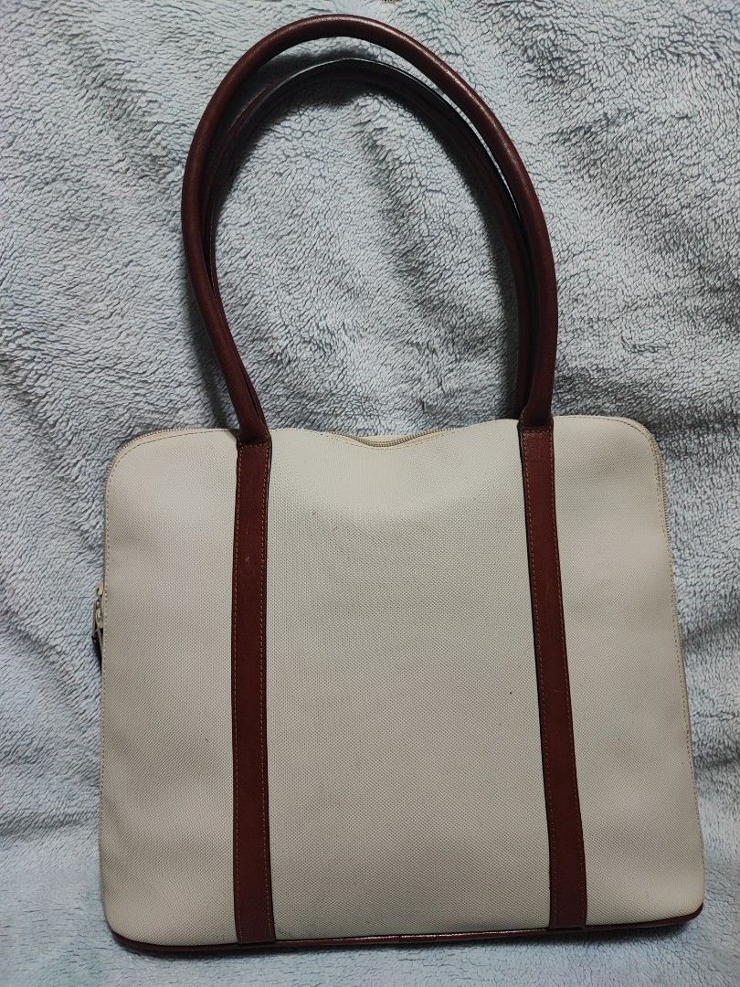 Lacoste vintage shoulder bag (Category: Luxury Bags & Wallets) located in Baguio. Submitted by ozara.06 (Listing ID 1359756102, Image 2). Description: Lacoste vintage shoulder bag Kasya short file case In very good condition pa 1500.