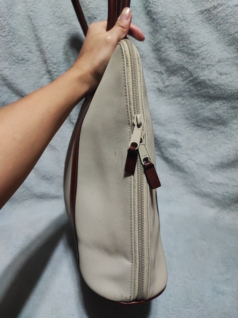 Lacoste vintage shoulder bag (Category: Luxury Bags & Wallets) located in Baguio. Submitted by ozara.06 (Listing ID 1359756102, Image 3). Description: Lacoste vintage shoulder bag Kasya short file case In very good condition pa 1500.