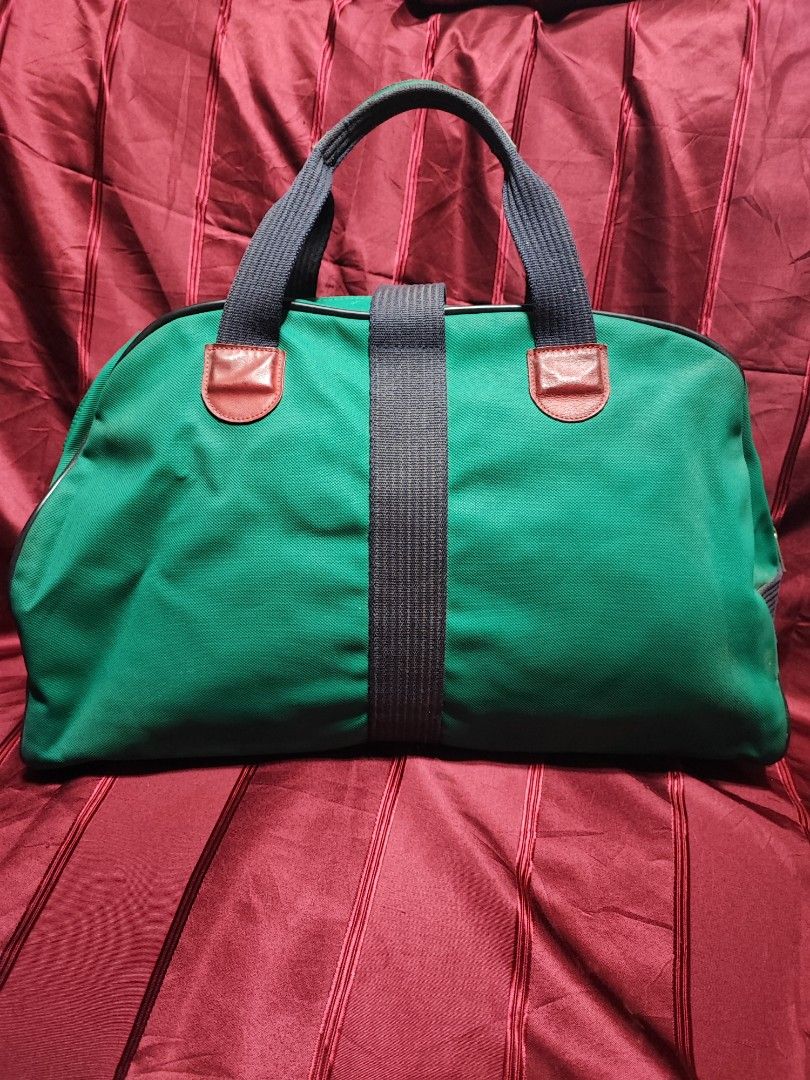 Lacoste vintage Traveling bag (Category: Luxury Bags & Wallets) located in Baguio. Submitted by ozara.06 (Listing ID 1359756478, Image 3). Description: Lacoste vintage Traveling bag Malaki ito Kasya pang 1 week na gamit May minimal flaw sa pipe 2k.