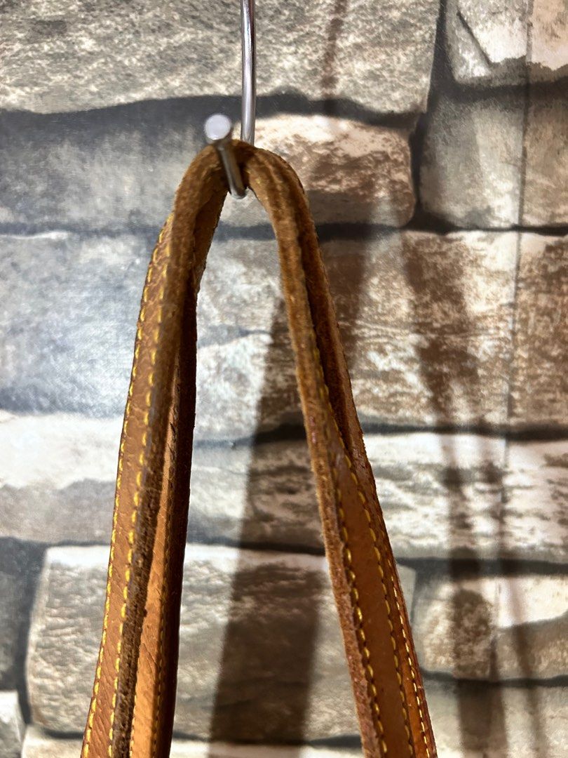 LV Vintage Vavin Tote bag (Category: Luxury Bags & Wallets) located in Manila. Submitted by cfsg061214 (Listing ID 1359704015, Image 3). Description: See pics for flaws (vintage look) Genuine leather.