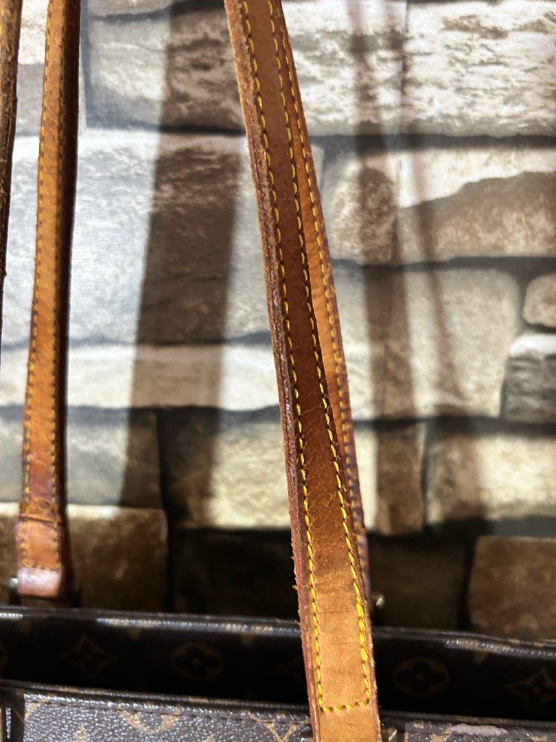 LV Vintage Vavin Tote bag (Category: Luxury Bags & Wallets) located in Manila. Submitted by cfsg061214 (Listing ID 1359704015, Image 2). Description: See pics for flaws (vintage look) Genuine leather.