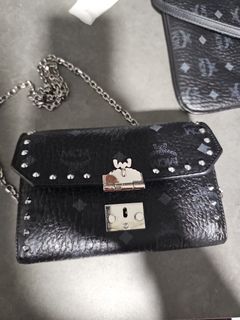 (Category: ) located in . Submitted by bagsXclothes (Listing ID 1359836317, Image 1). Description: .