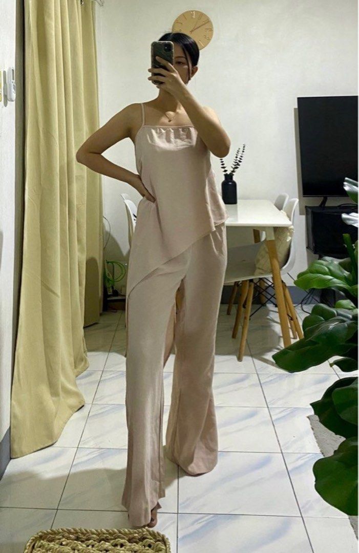 Nude Pink Semi Formal Coordinates / Terno (Category: Sets or Coordinates) located in Pasig City. Submitted by g_decluttering (Listing ID 1359794441, Image 1). Description: Good as new just needs ironing My measurements: 34-26-36; 5’4, 51kg Rfs: decluttering Best fits Small to Medium.